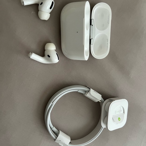 AirPods - Picture 2 of 4
